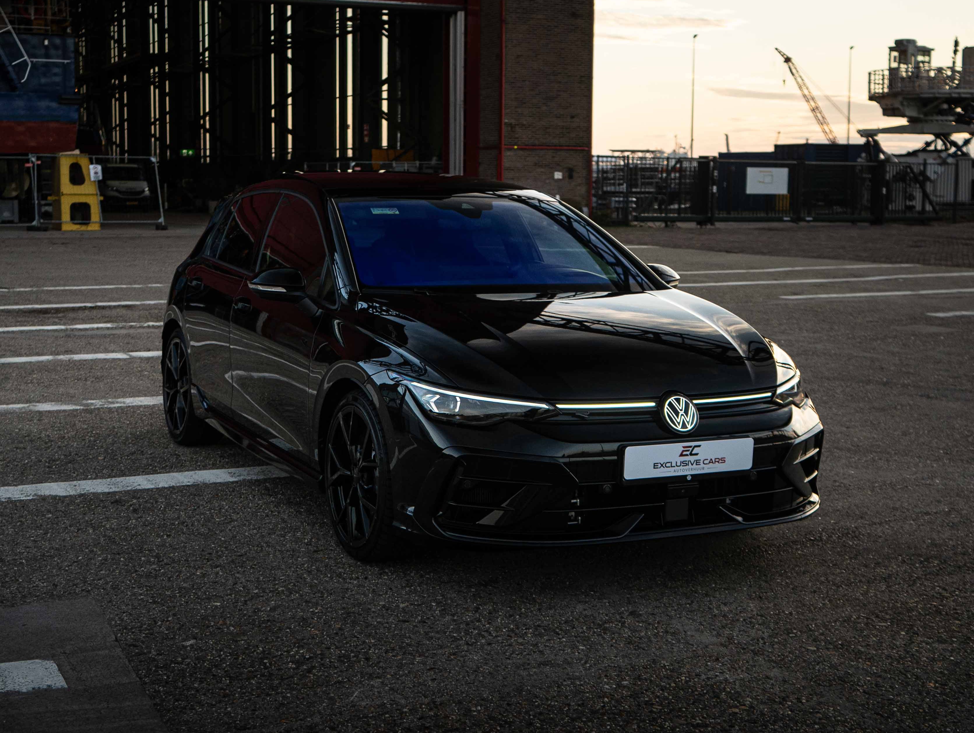 VW Golf 8.5R 2025 Special Black Edition Akrapovič foto 4