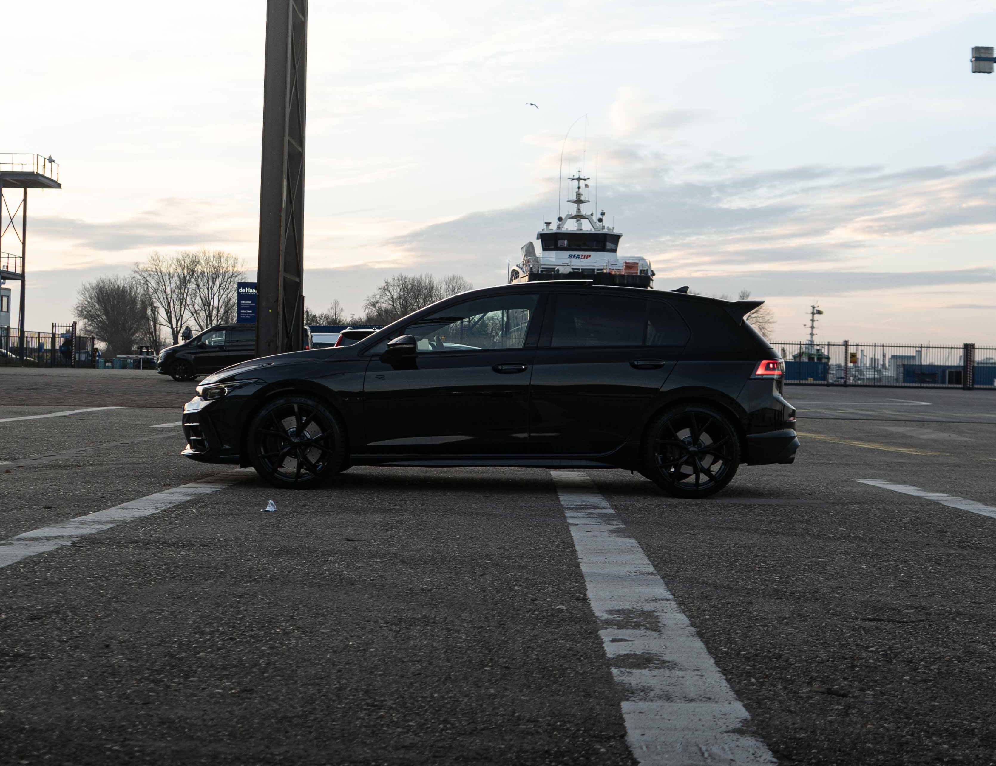 VW Golf 8.5R 2025 Special Black Edition Akrapovič foto 7